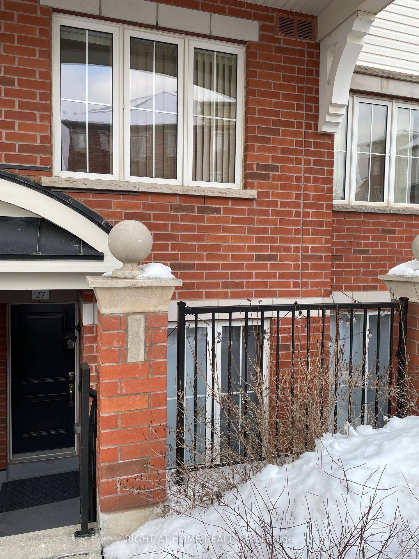 2 Beds 2 Baths Townhouse parking and locker for Lease in Fabulous Uptown Oakville Near Dundas and Trafalgar.