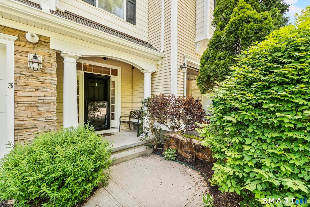 Welcome to 3 Winding Trail, nestled on a quiet cul de sac in the highly desirable Ridgewood community of Middlebury.