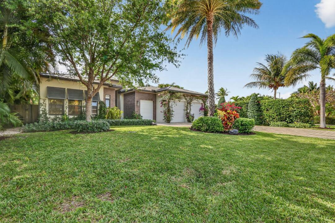 Luxurious 5 Bedroom Pool Home with Resort Style Outdoor Living Step into refined Florida living in this stunning 5 bedroom, 4.