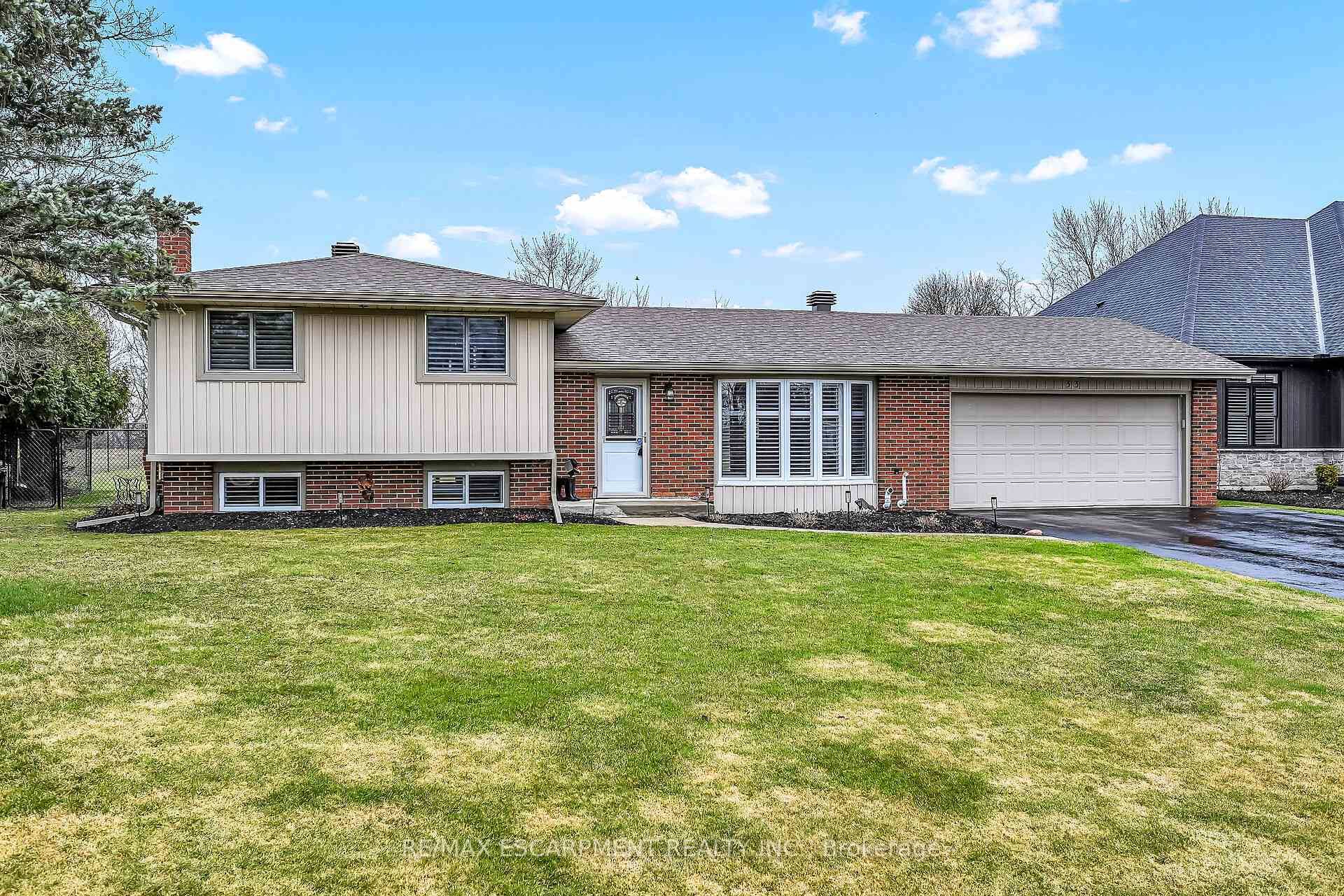 Exquisitely presented amp ; attractively updated 3 bedroom, 2 bathroom Cayuga 4 level sidesplit situated on Irreplaceable 82.