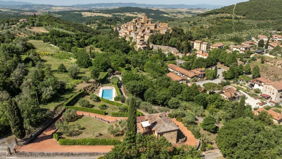 In Trequanda, in Val d'Orcia, farmhouse divided into two flats, with panoramic swimming pool, ideal as a private residence or tourist investment.
