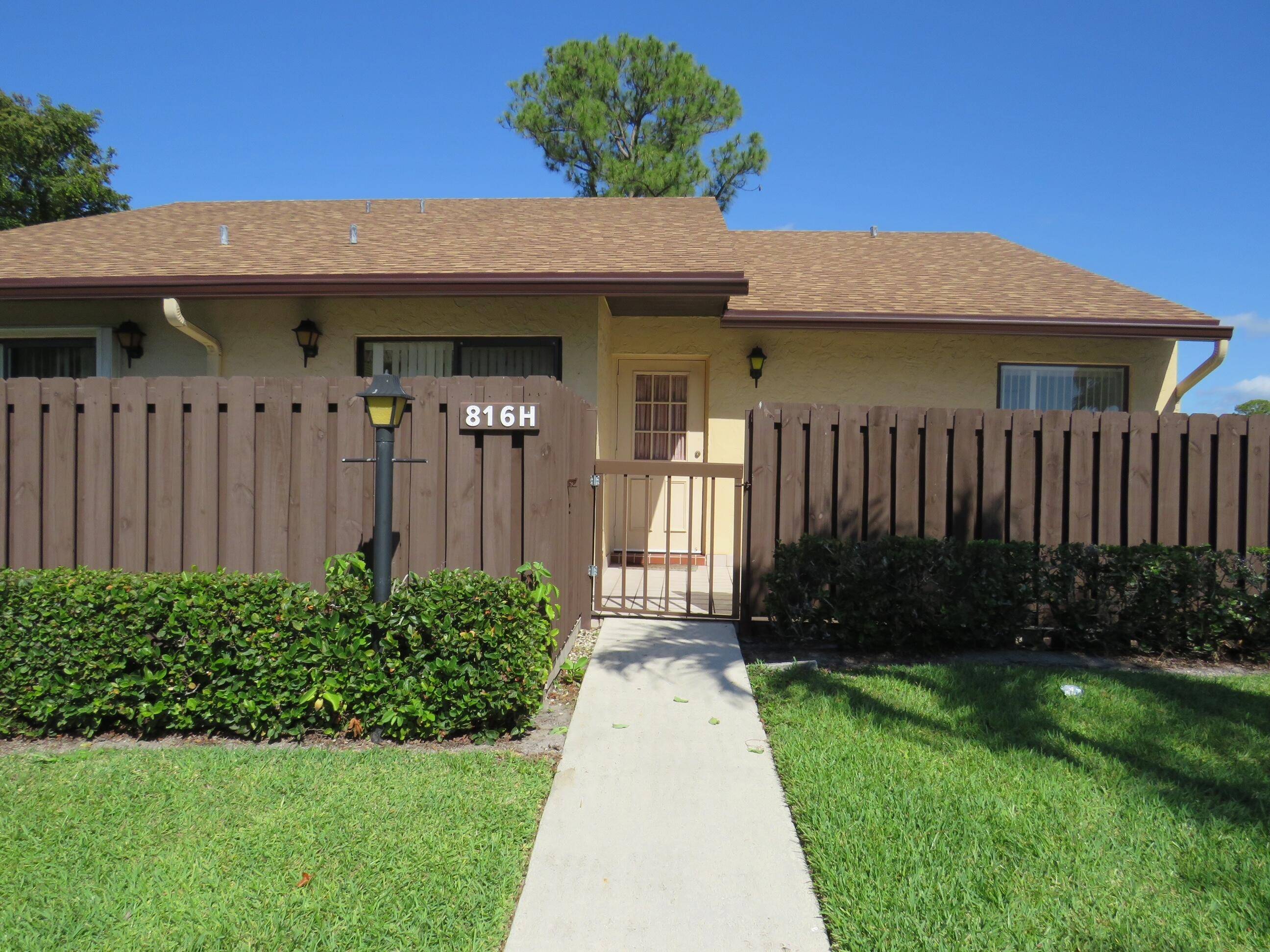Priced to sell ! ! End unit villa with lake view.