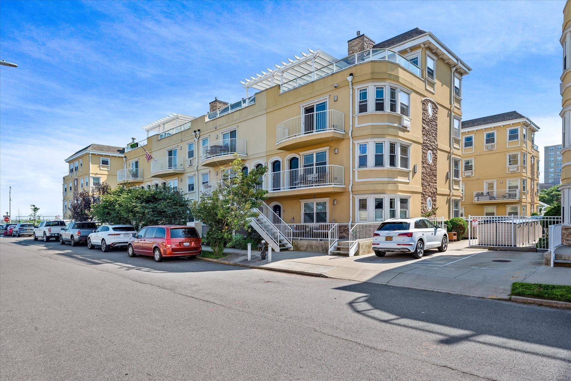 Presenting to you a Pristine 3 Bedroom 2 1 2 Bath Luxury Penthouse Condo with Separately, Deeded Parking Spot 28.