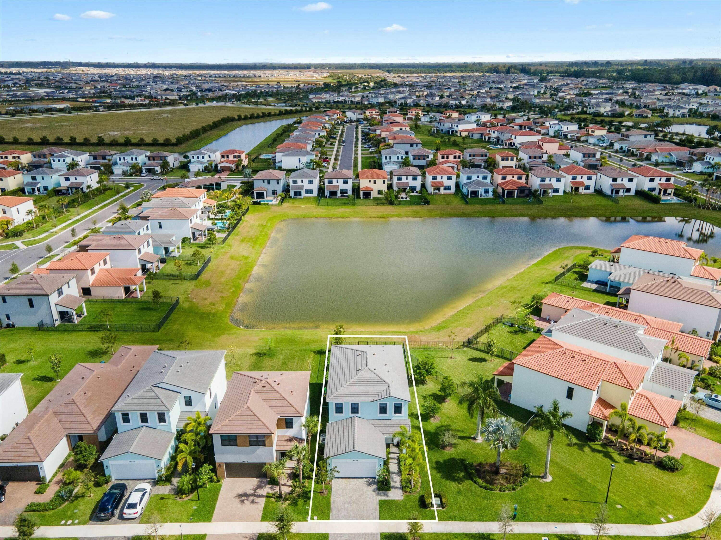 Welcome to Seaview 5 in the prestigious Skycove community of Westlake, FL !