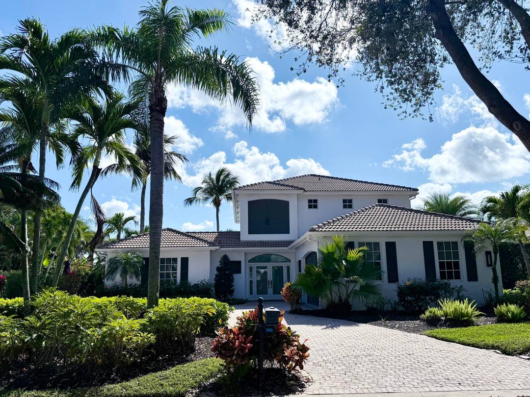 DOUBLE LOT ! Rarely offered Admirals Cove home on 1 2 acre, lushly landscaped PRIVATE location.
