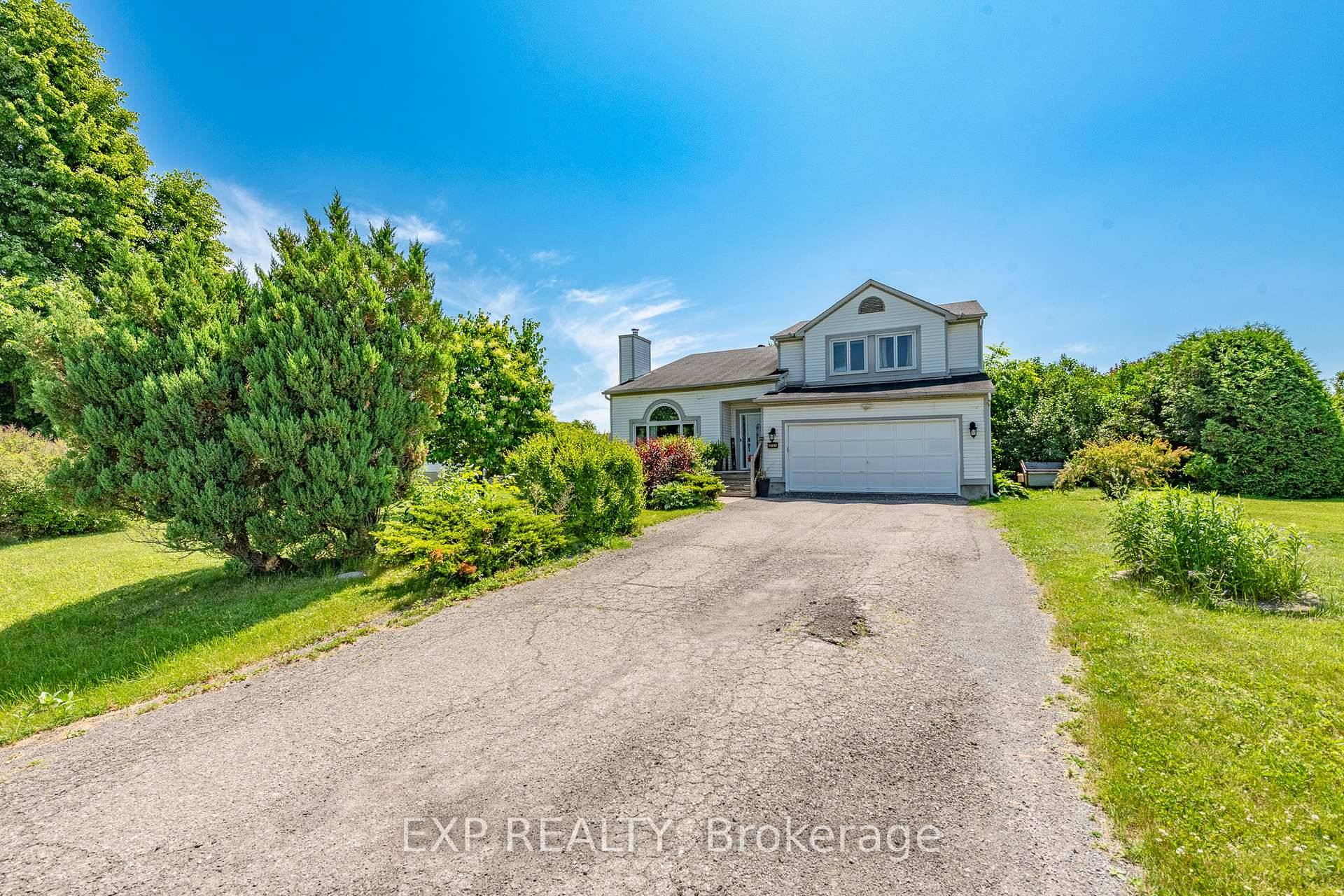 Welcome to this spacious 4 bedroom, 3 bathroom home nestled in the charming, family friendly community of Metcalfe just 20 minutes south of Ottawa.