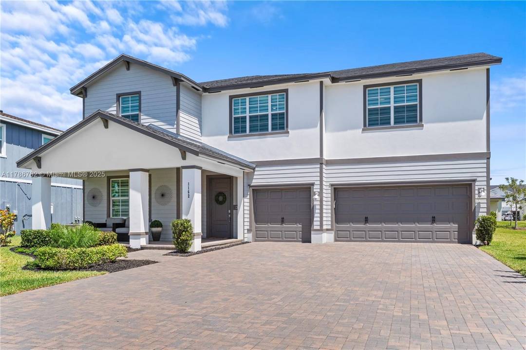 The Holly floor plan has five bedrooms and 3.