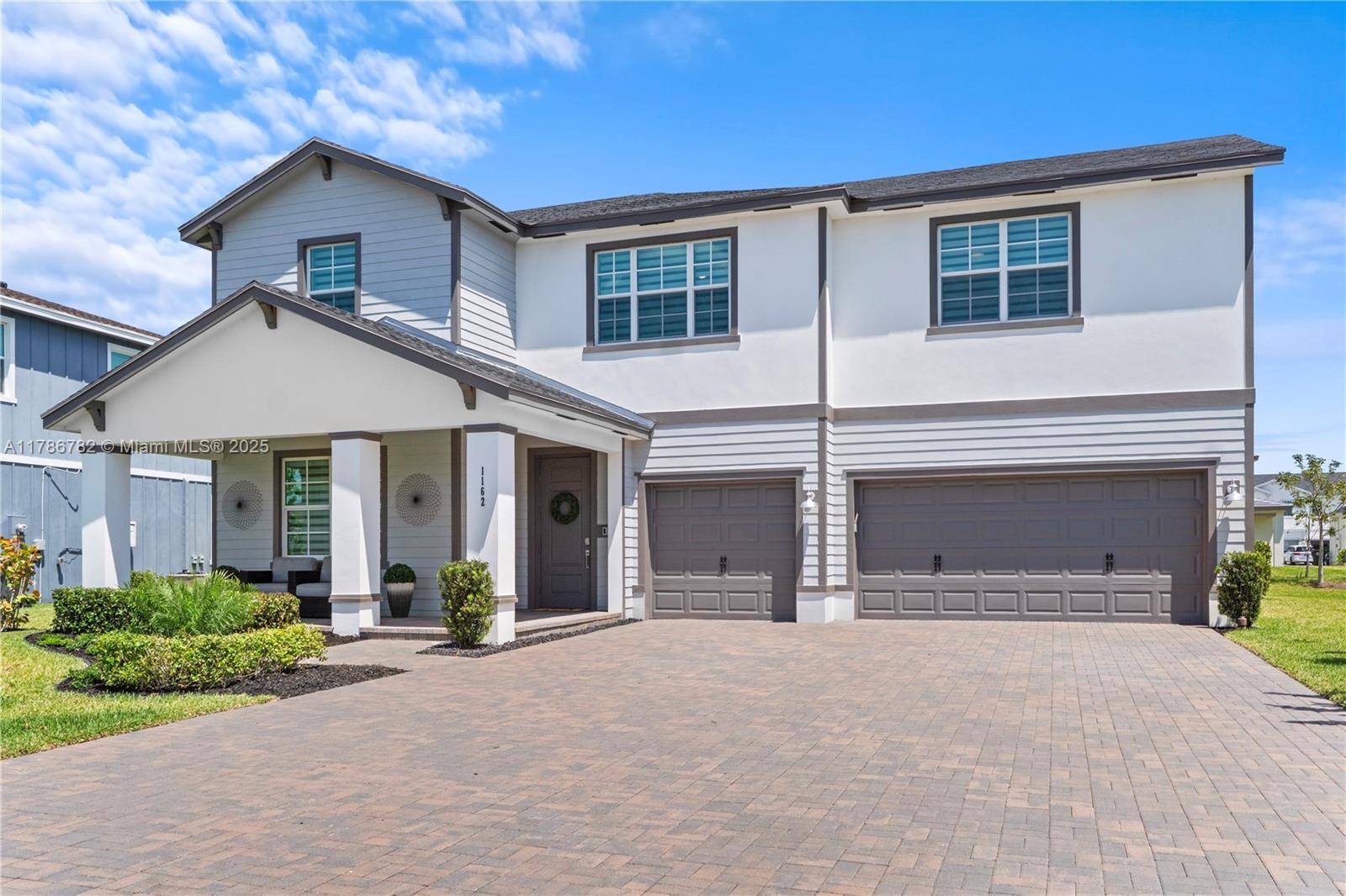 The Holly floor plan has five bedrooms and 3.