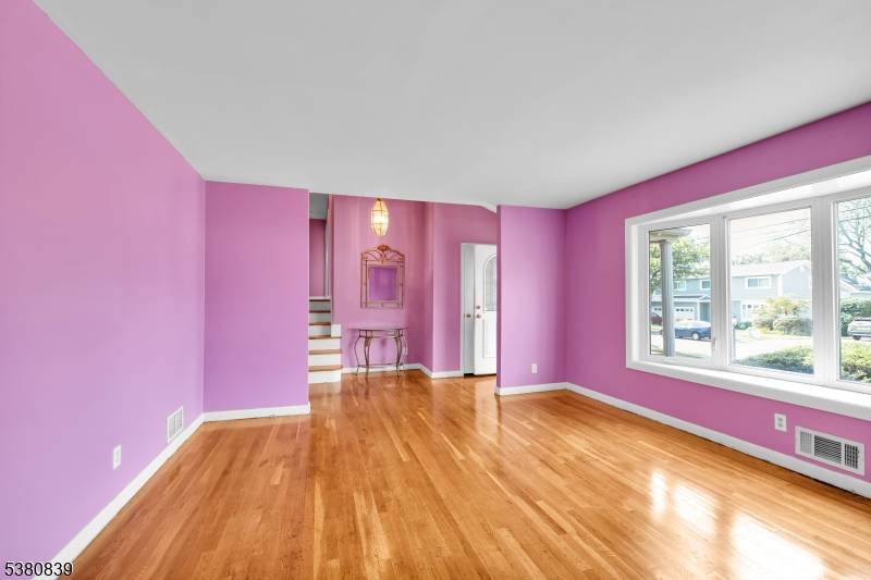 Welcome to 92 Rolling Hills Rd in the Montclair Heights area of Clifton !
