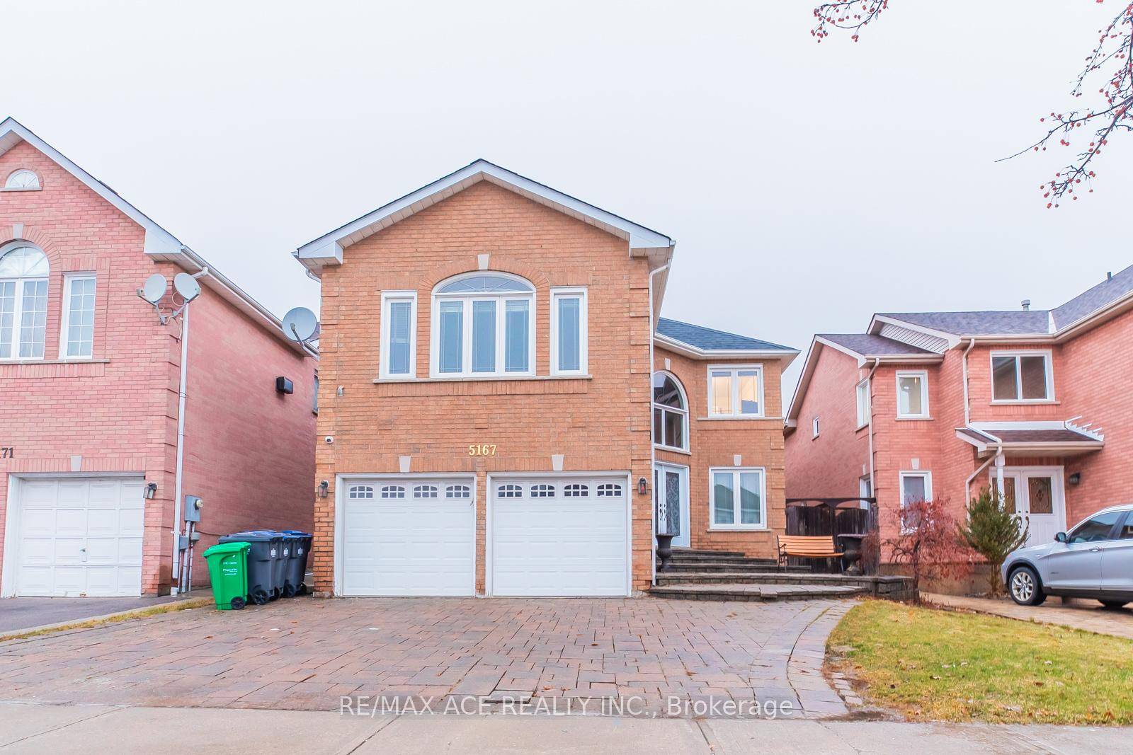 Exceptional Location ! This Expansive 3 Bedroom home is Available For Rent In The Prestigious East Credit Neighbourhood Of Mississauga.
