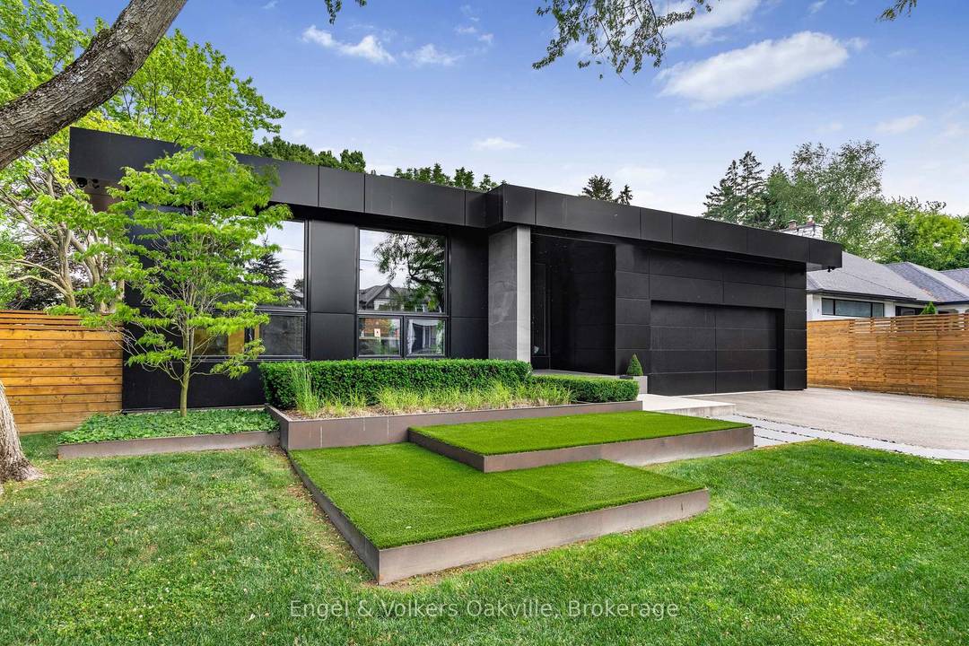 This bold Jewel Box design bungalow in SE Oakville epitomizes the concept of Home as a Gallery where architecture amp ; de cor blend to create high drama, unparalleled luxury ...