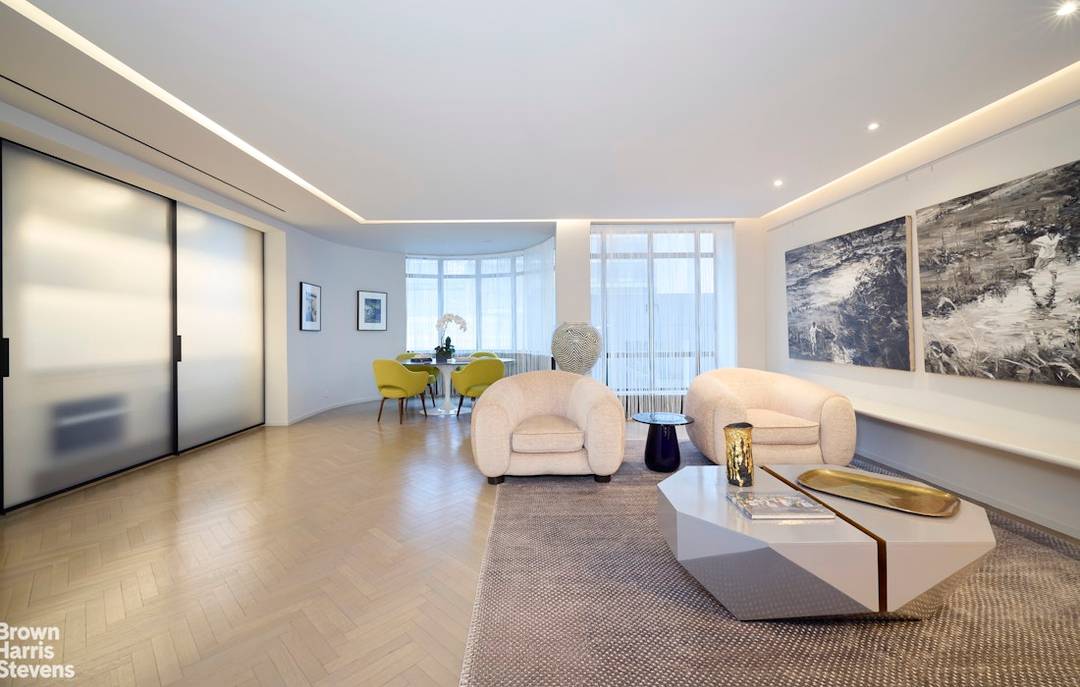 8B at 17 West 54th Street is the perfect embodiment of the iconic Rockefeller Apartments.