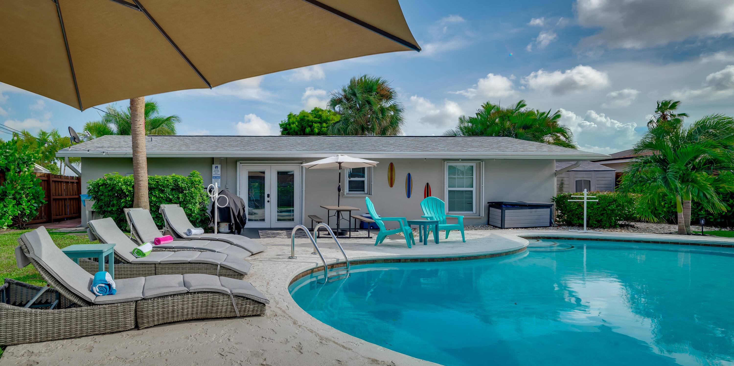 Beautiful 3BR 2BA weekly monthly vacation corporate rental in Palm Beach Gardens, just minutes from beaches, golf, dining, and shopping.