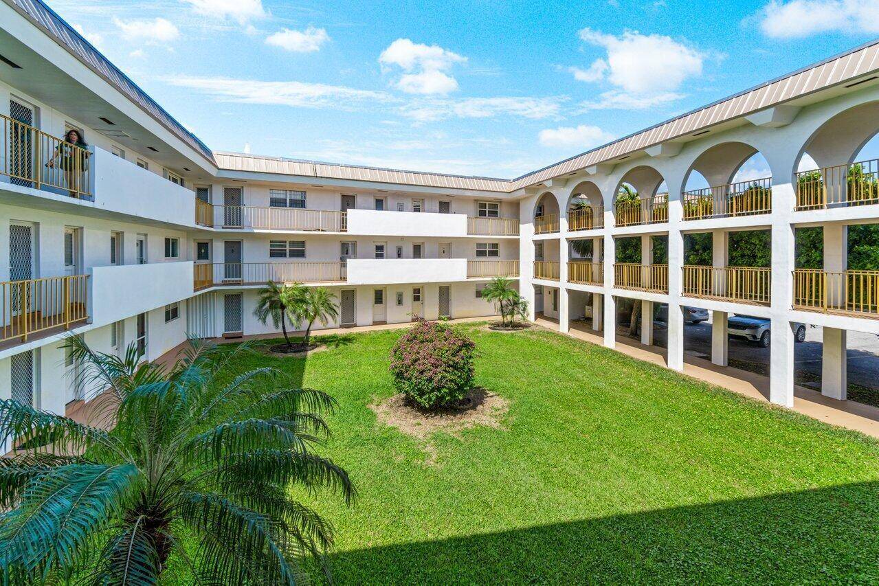 Perfect 1 bedroom 1. 5 bath unit in East Boca only 1.