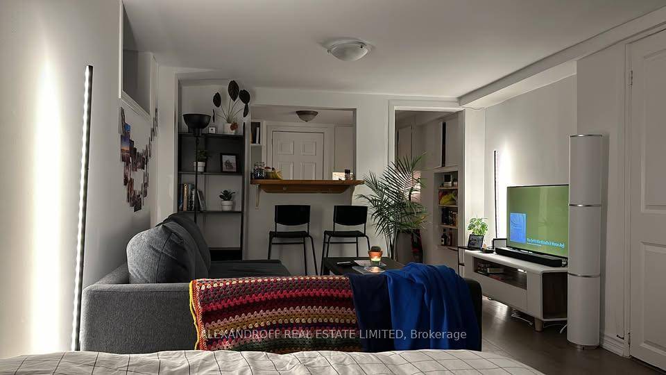 Affordable Basement Studio Apartment w prime Neighbourhood Amenities.