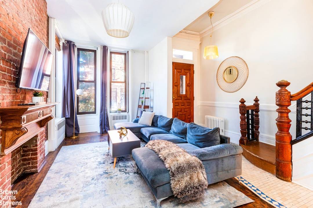 PRIVATE PARKING SPACE ! Large private backyard !