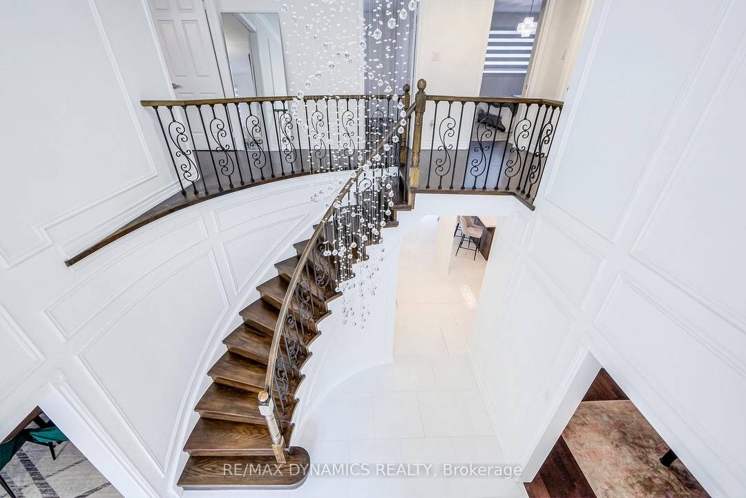 Welcome to this exceptional FURNISHEDN, two storey luxury detached home, ideally situated in a private, quiet, and highly sought after neighborhood.