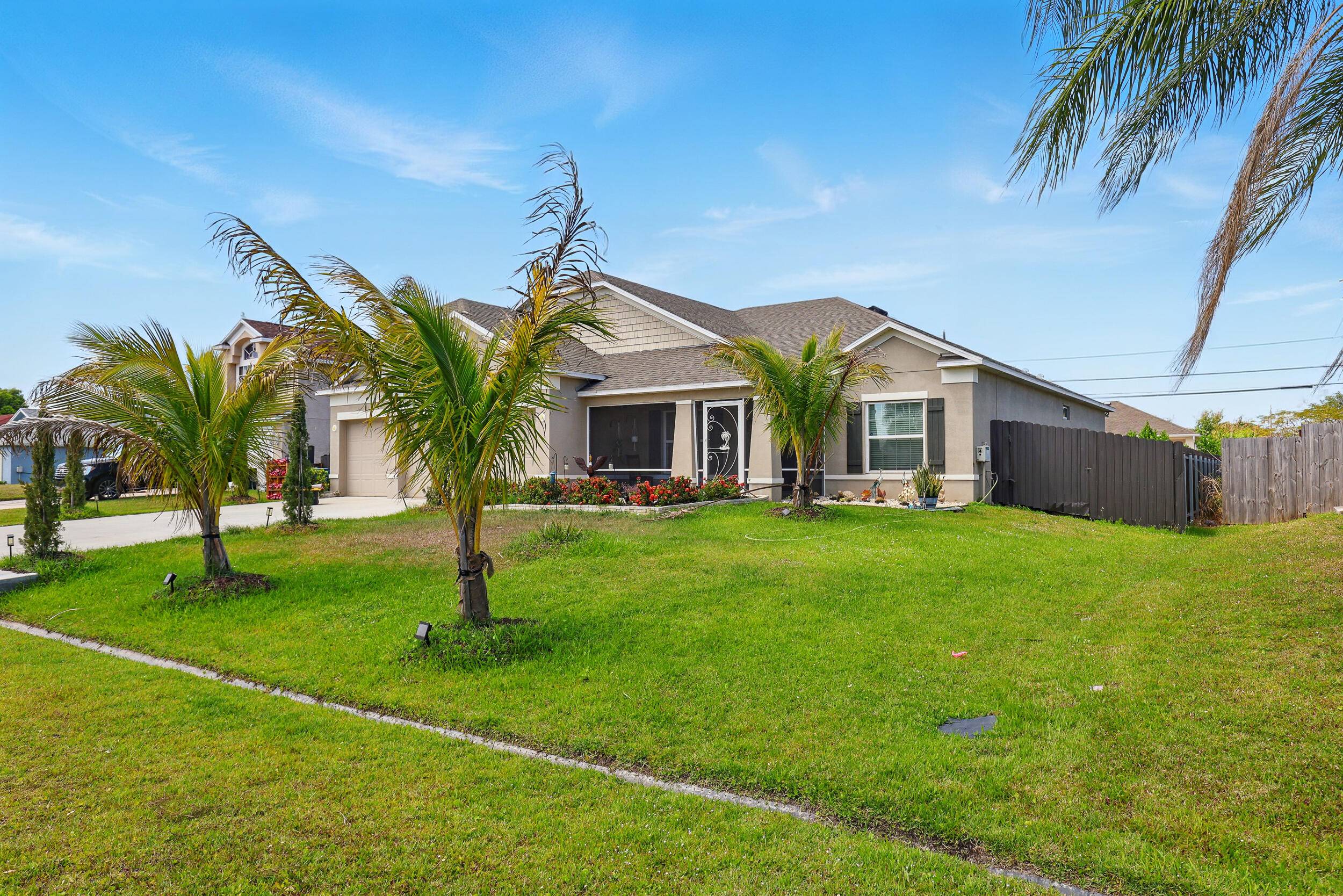 Spacious and modern ! Welcome to Woodland Trails, where comfort meets convenience.