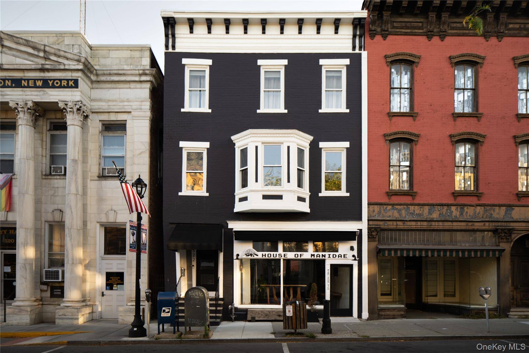 522 Warren Street, Hudson NY A masterfully restored live work property in the heart of Hudson s vibrant downtown.