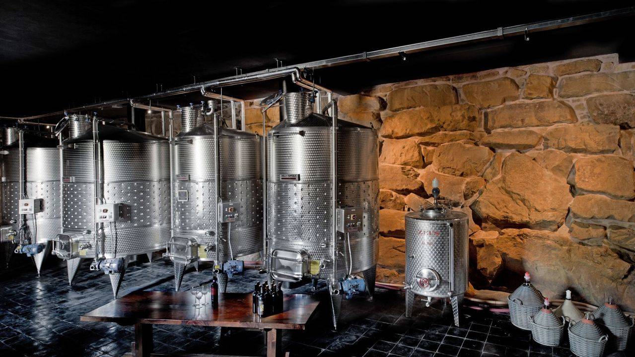 Winery for sale in Tuscany. Wine company of 23 hectares with vineyard, 3 farmhouse 3 swimming pools and winery