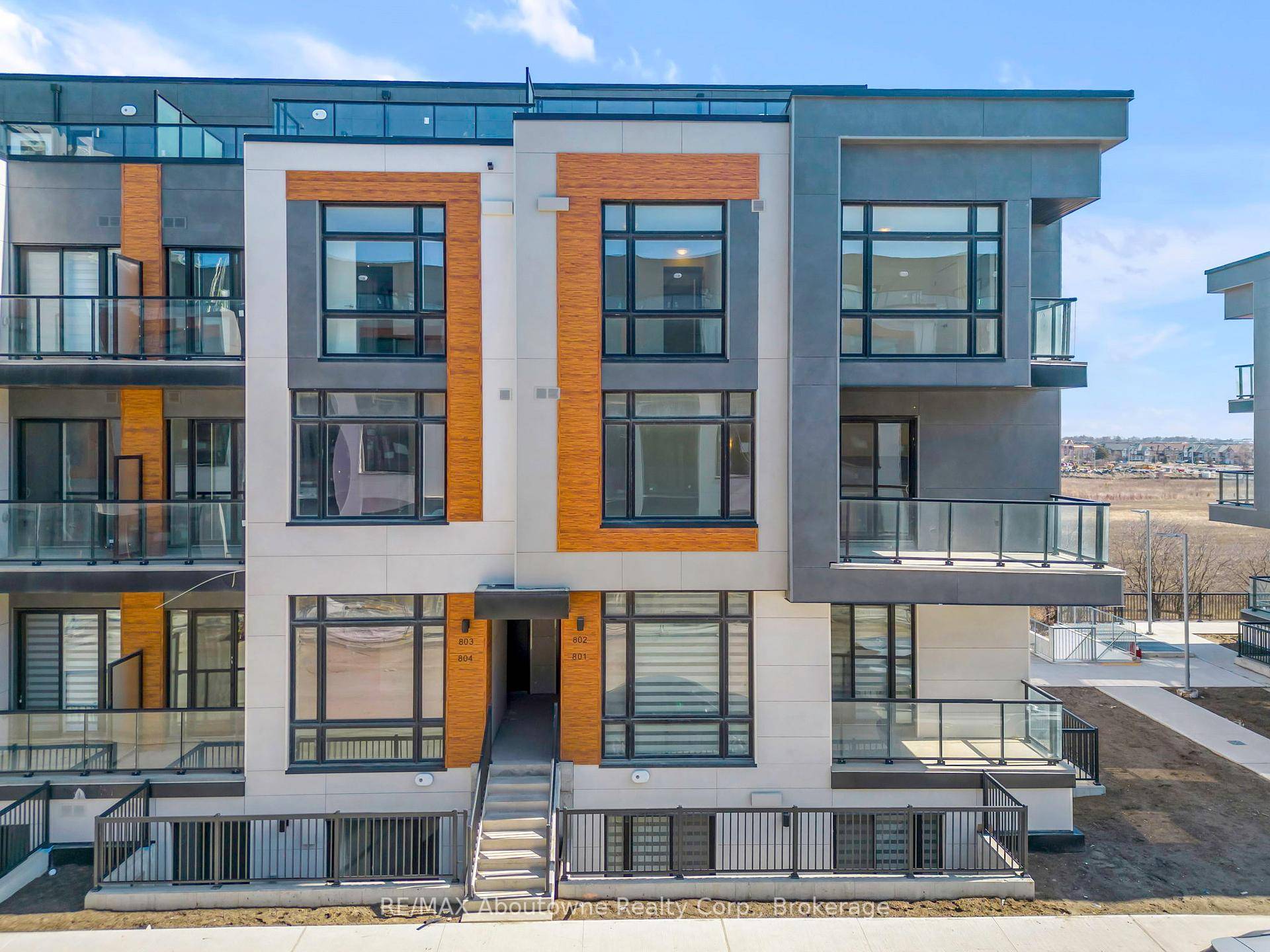 Discover the allure of contemporary living in this newly constructed 3 bedroom condo townhouse in Elgin Mills, ideally situated in sought after Richmond Hill.