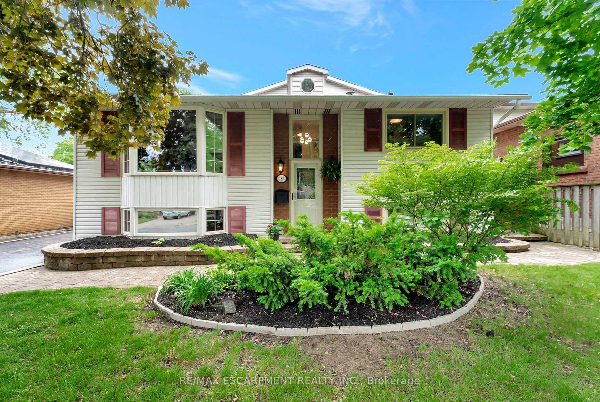 Stunning bungaloft on desirable West Mountain, minutes from Highway 403 and the Linc.