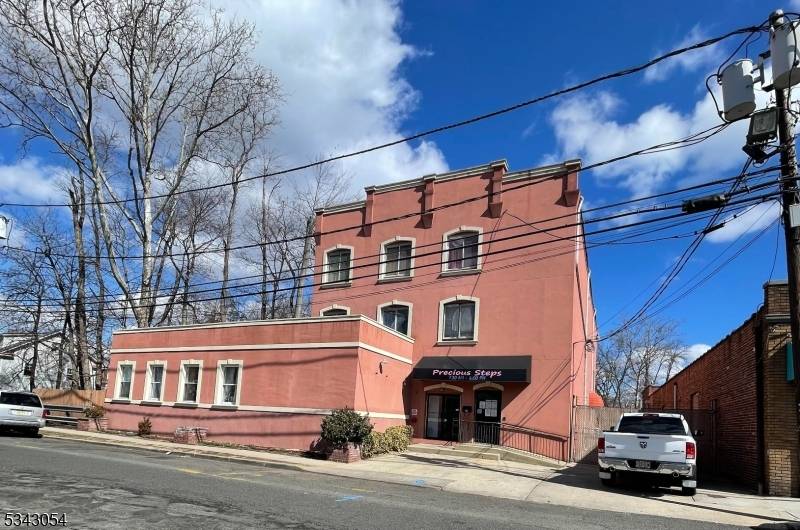 10, 000 square foot 3 story building in MU zone faces Washington Ave with additional access to parking from W Front Street.