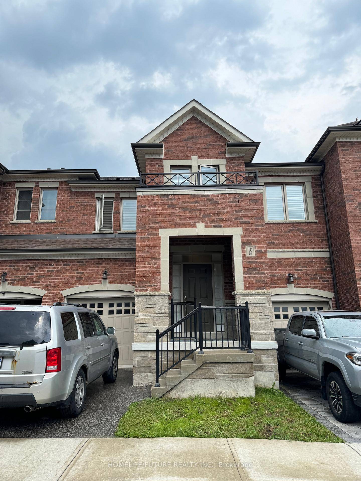 Well Maintained, Family Friendly Townhouse In The Prestigious Oak Knoll Community.