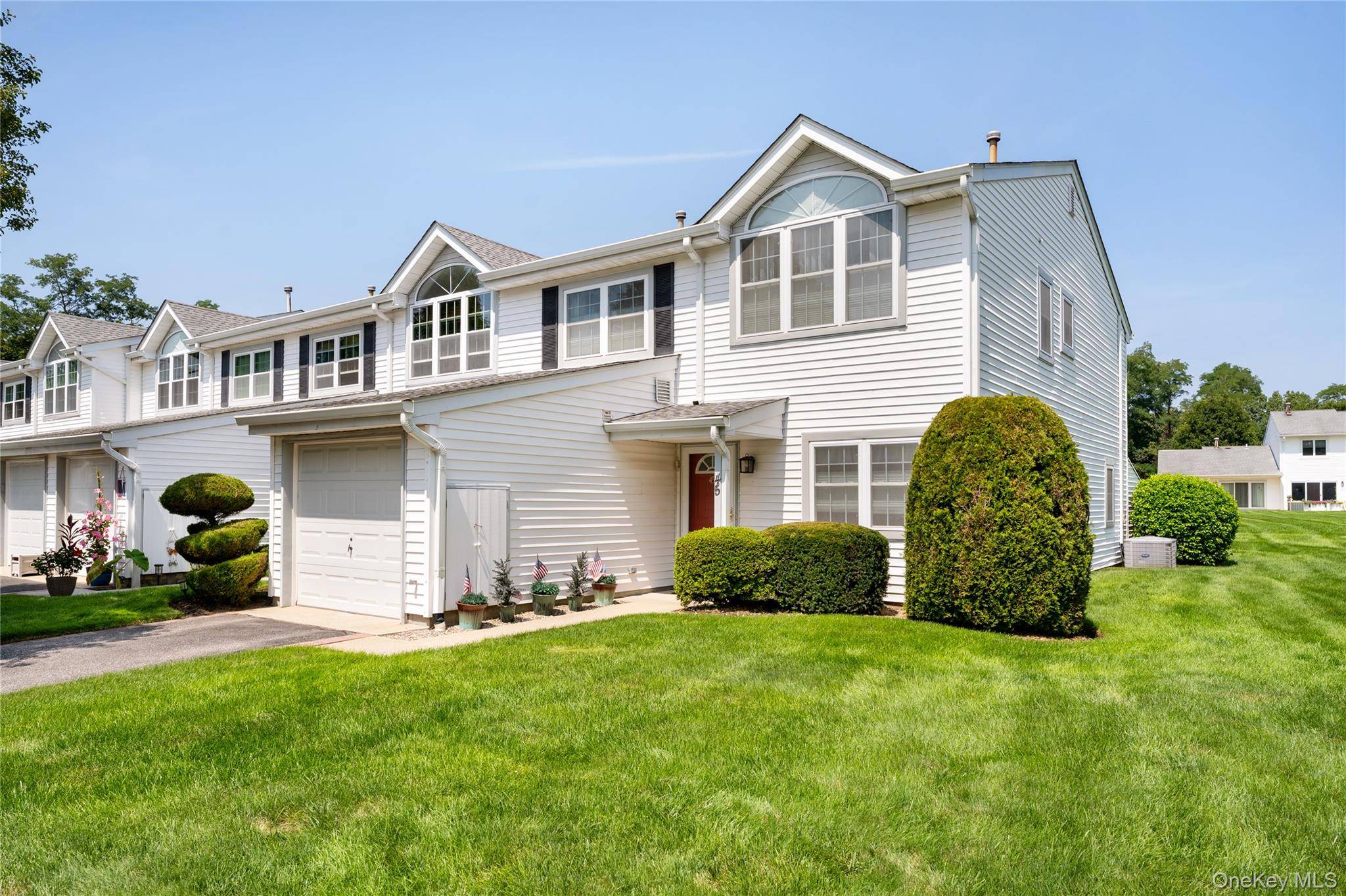 Welcome to this stunning, well maintained end unit Townhouse offering 3 spacious bedrooms and 2.
