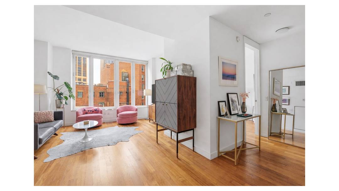 A rare combination of light, space, and thoughtful design, Residence 10B offers an effortless downtown lifestyle in one of the Financial District's most sought after full service condominiums.