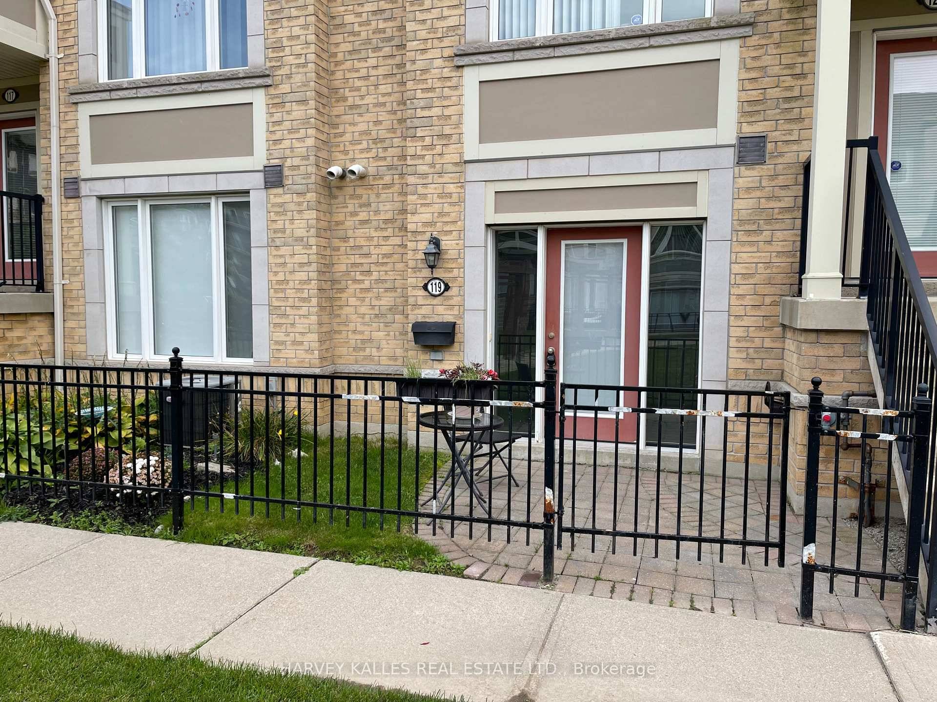 Fully Renovated 1Br End Unit Stacked Townhome In The Heart Of Erin Mills.