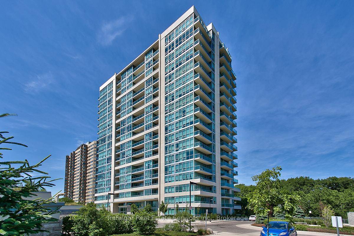 Fabulous 1 Bedroom Den In Clarkson Village.