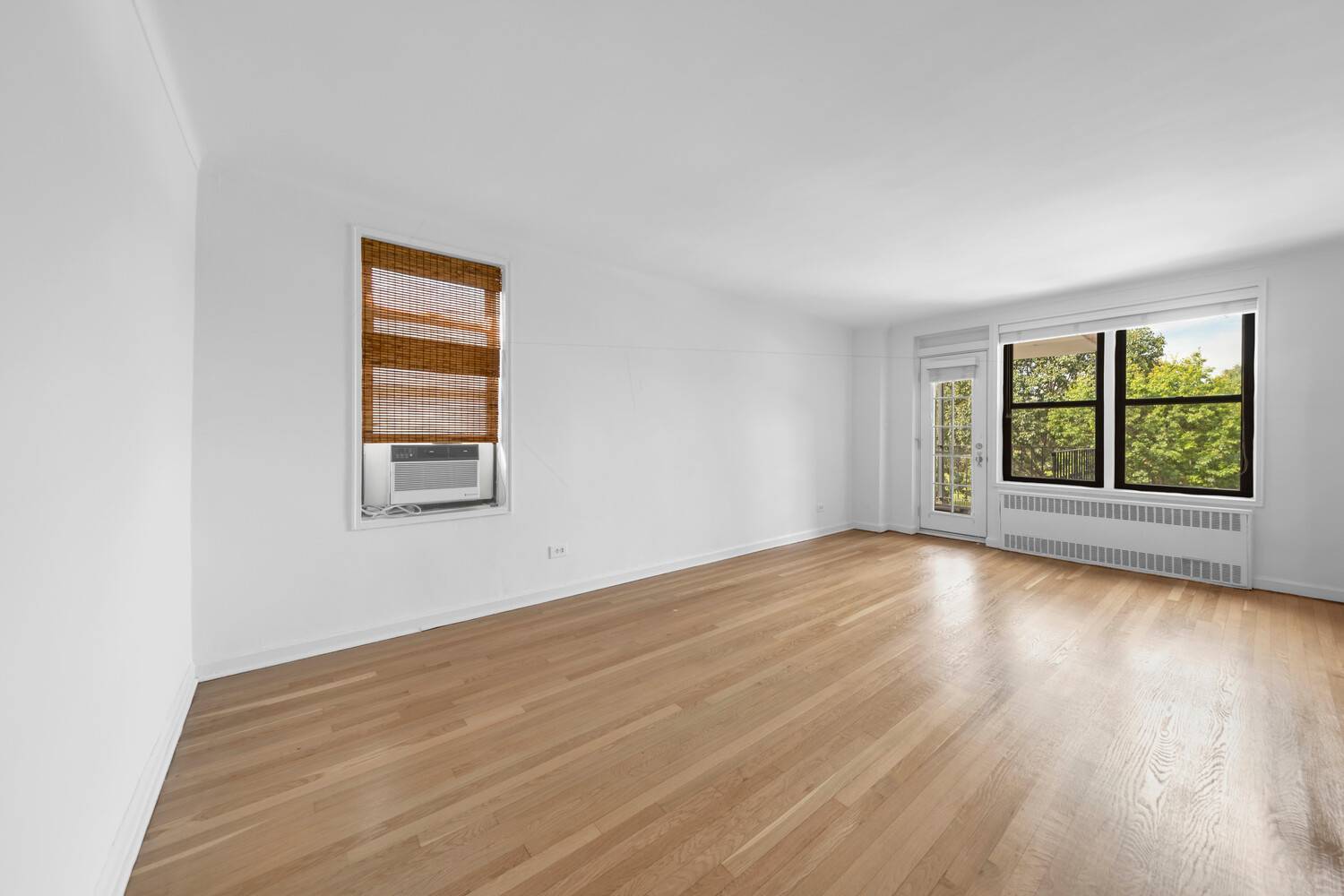 Spacious Waterfront 2 Bedroom 2 Bathroom with Terrace and Year Round Harbor Views !