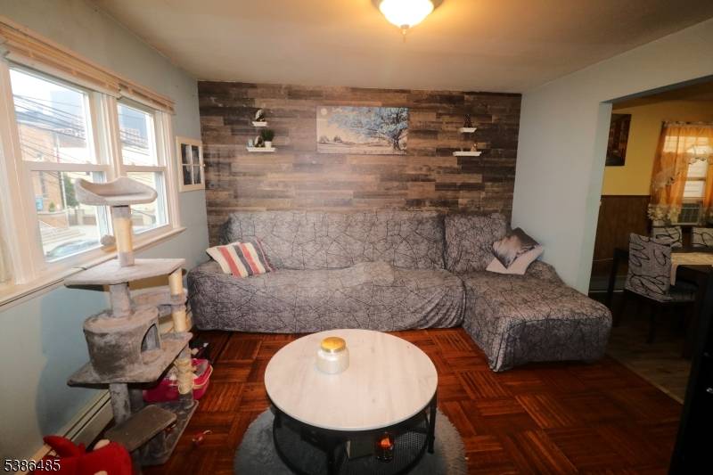 Welcome to 92 Jefferson Street, A Commuter's Dream !