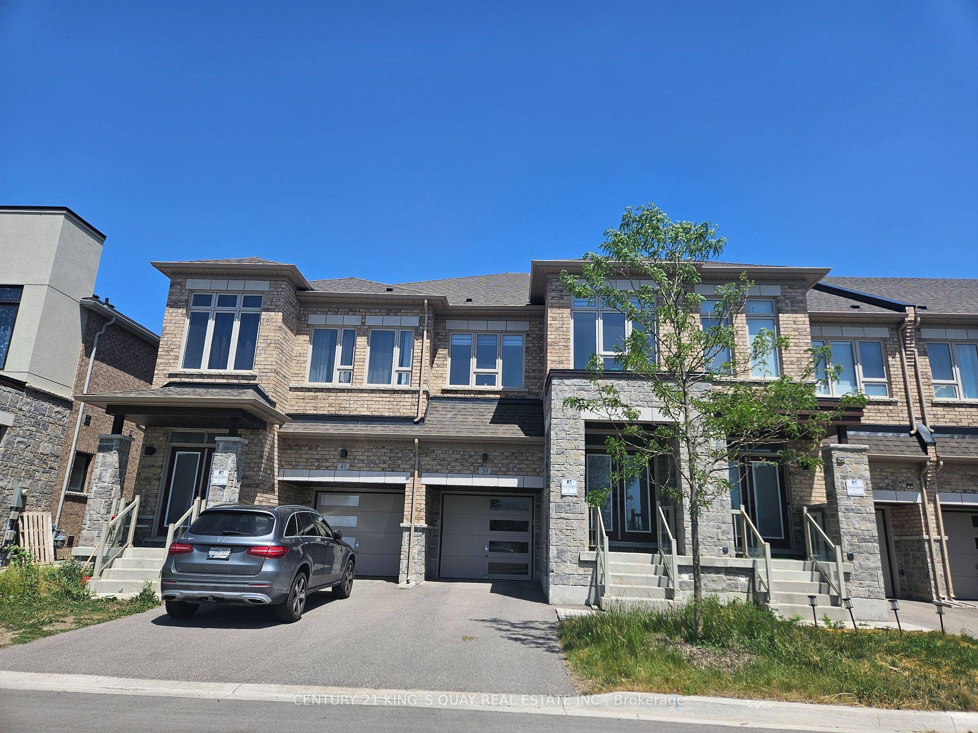 Welcome to this spectacular executive modern 2 storey townhome in Richland community !