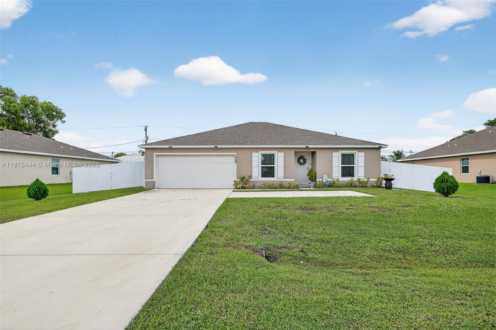 Welcome to this move in ready Port Saint Lucie home !