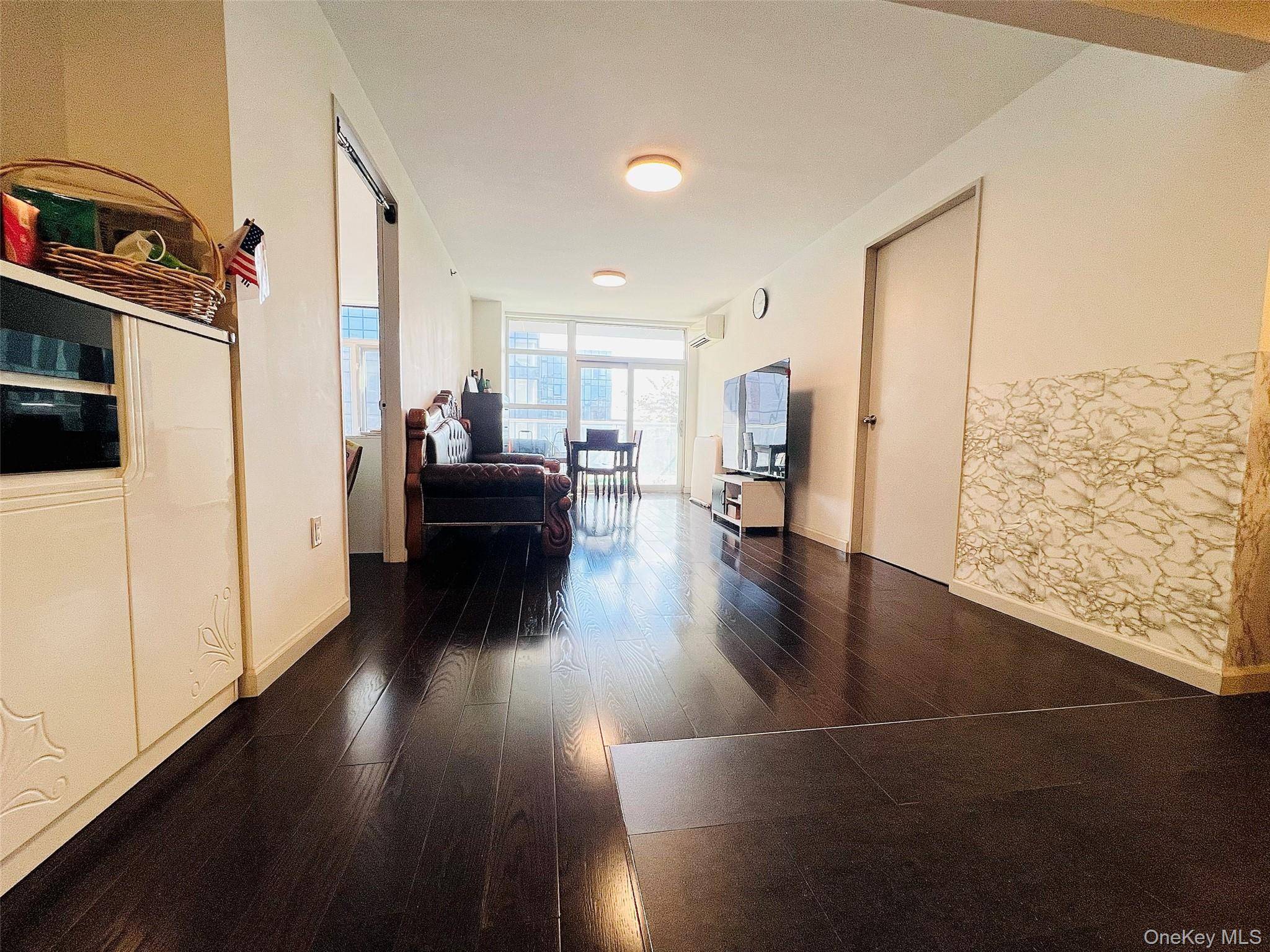 pacious Two bedroom apartment in elevator young building.