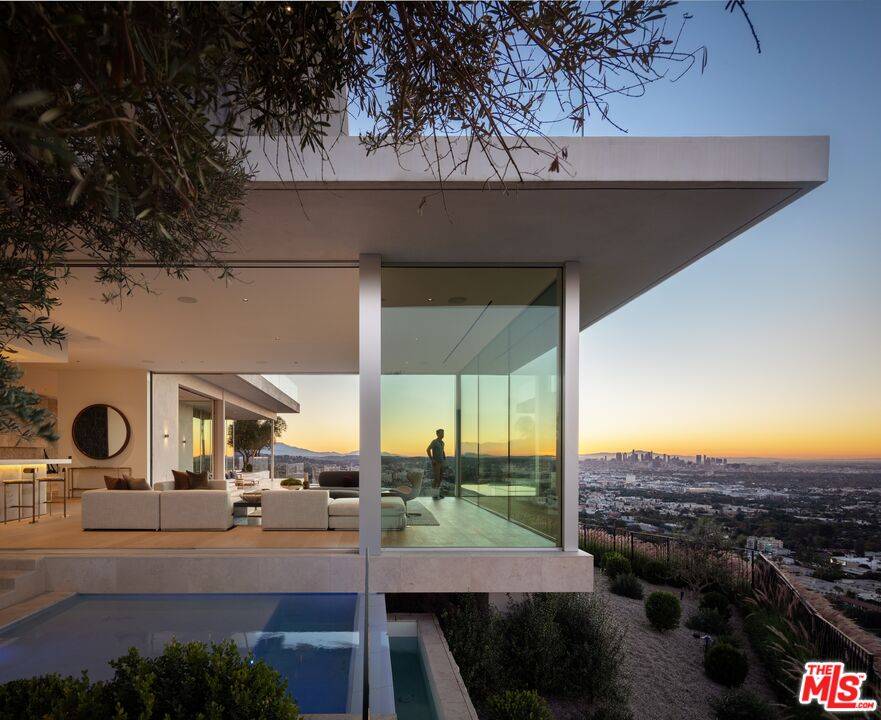 8201   Bellgave Pl Hollywood Hills East LA