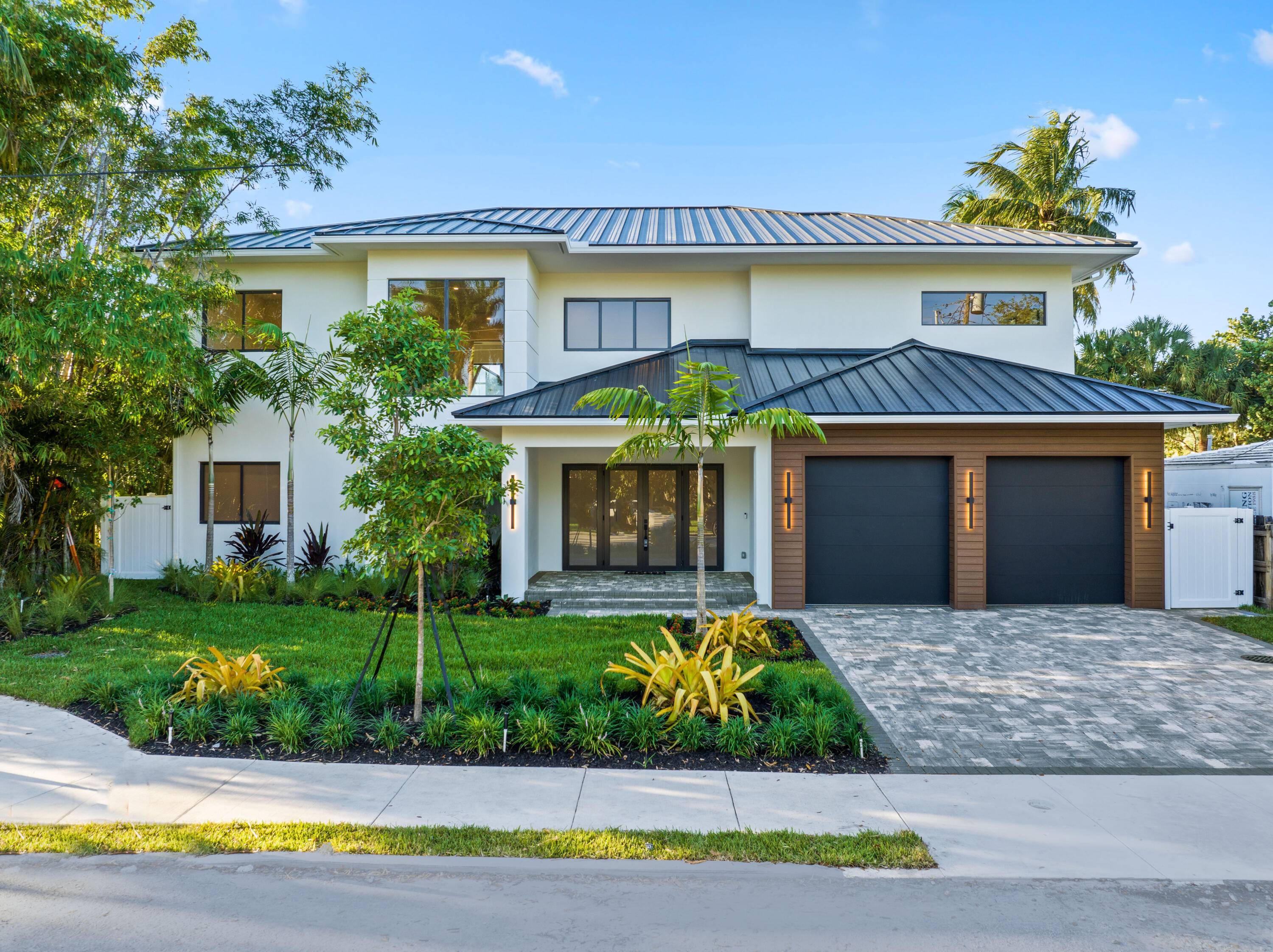 Discover luxury living in Fort Lauderdale a stunning new construction home.