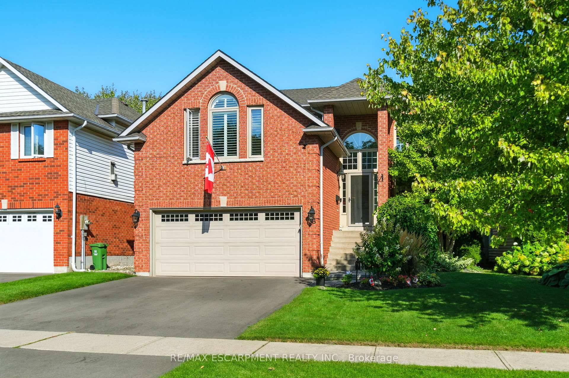 Discover this spacious and thoughtfully updated 2 storey home in the heart of Waterdown.