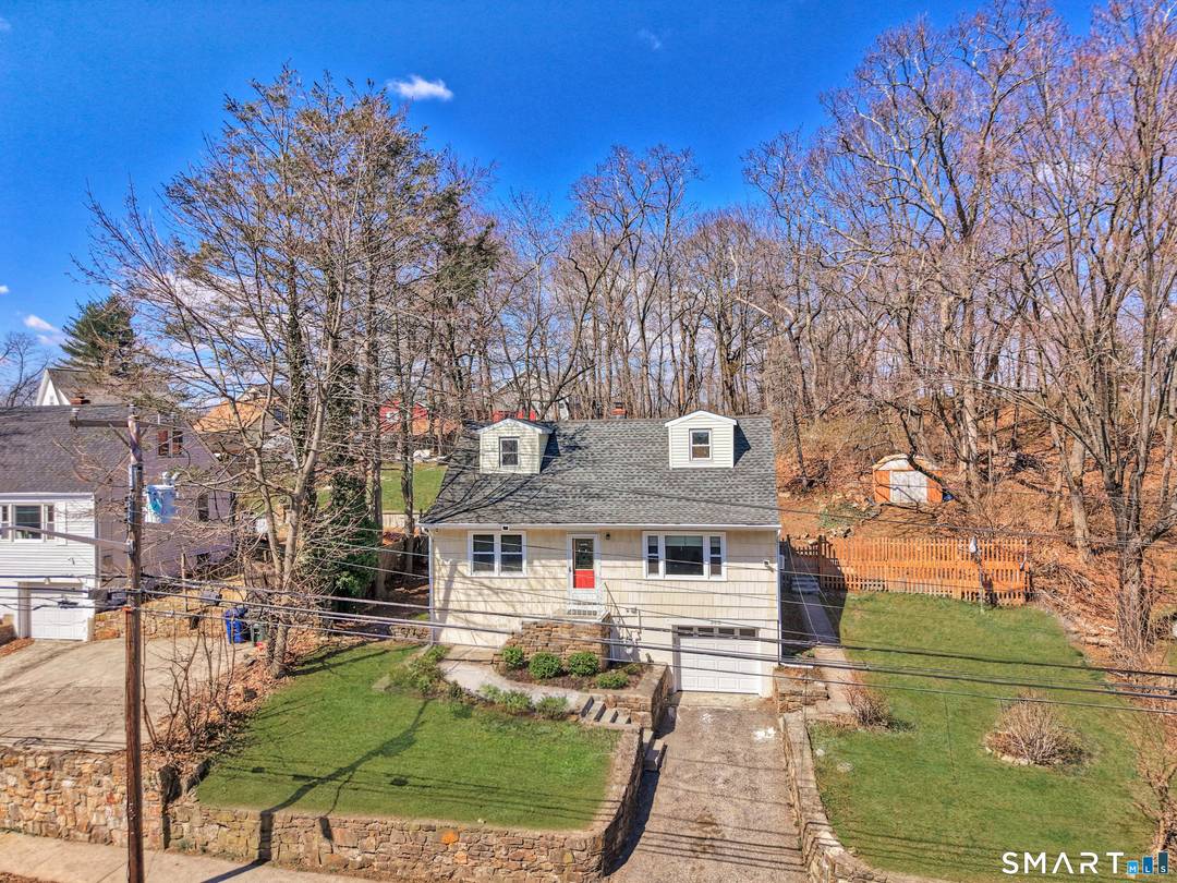 Beautiful Cape Cod home in Bridgeport's desirable North End !