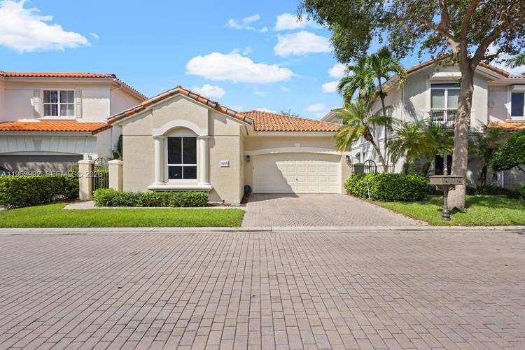 Harbor Islands, one of the most prestigious gated communities in Hollywood.