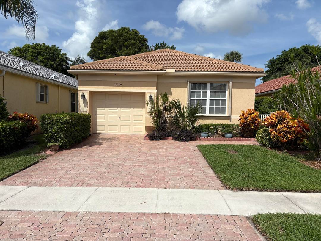 Seasonal Rental. Lovely 2 bedroom 2 bathroom, plus den located in Vizcaya 55 community in Delray Beach.