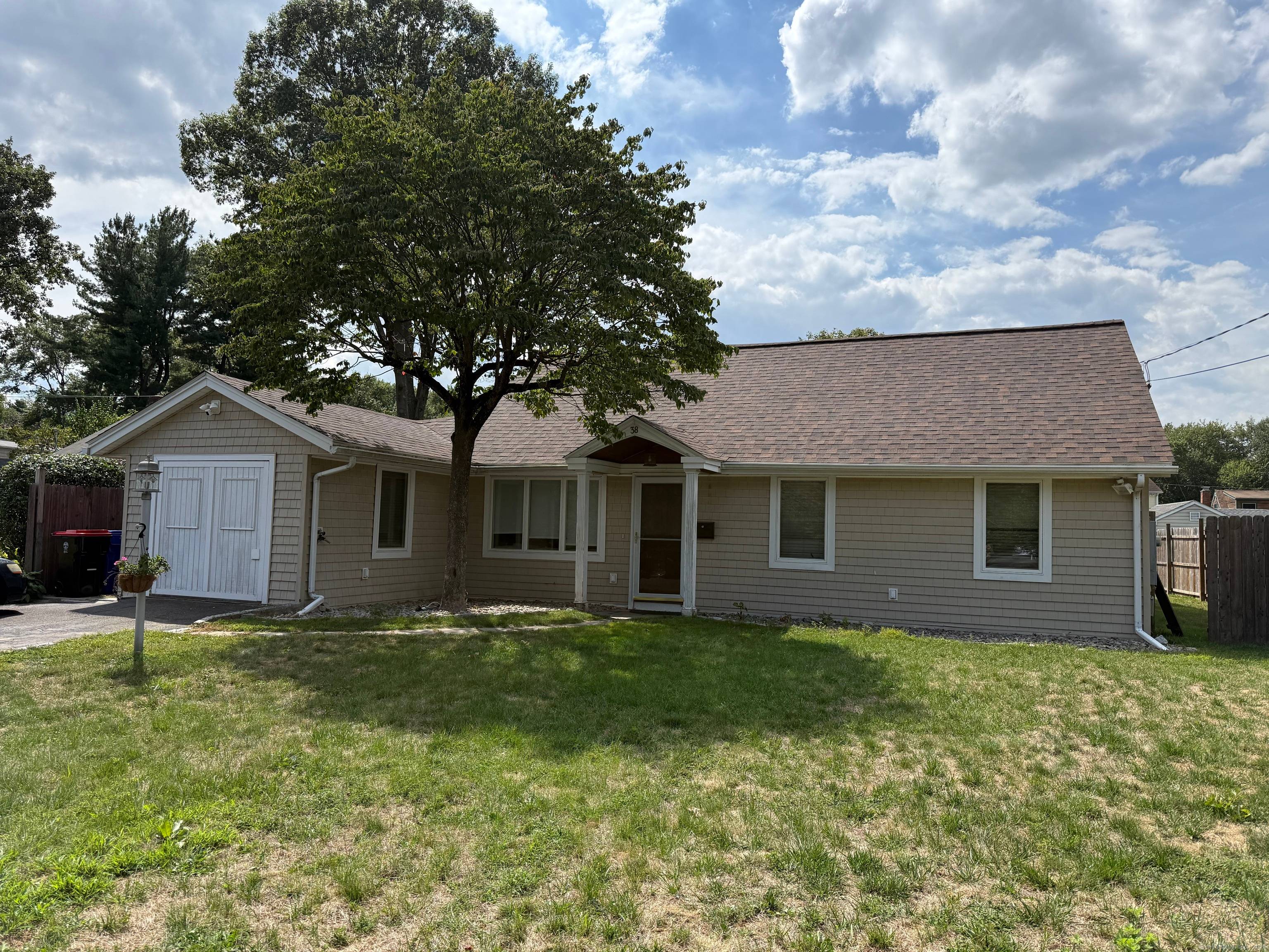 Welcome to Wolfpit ! ! ! This 3 4BD thoughtfully designed ranch style home located in one of Norwalk's most desirable neighborhoods comes w flexible and functional layout and an ...