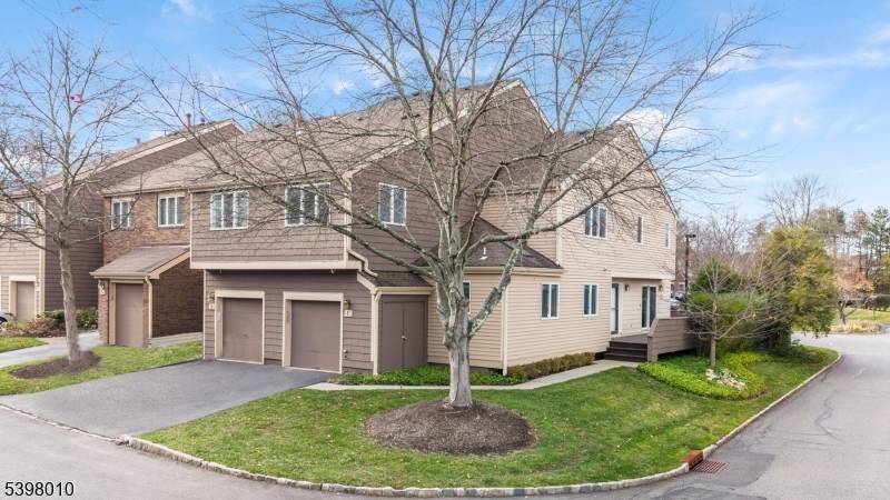 Fabulous 3 Bedroom, 3. 1 Bath End Unit w Finished Basement Pond Views !