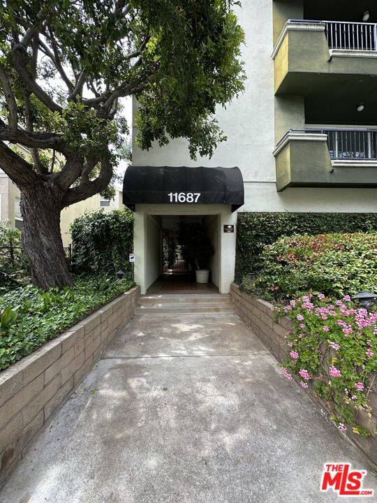 11687   Montana Ave Bel Air LA