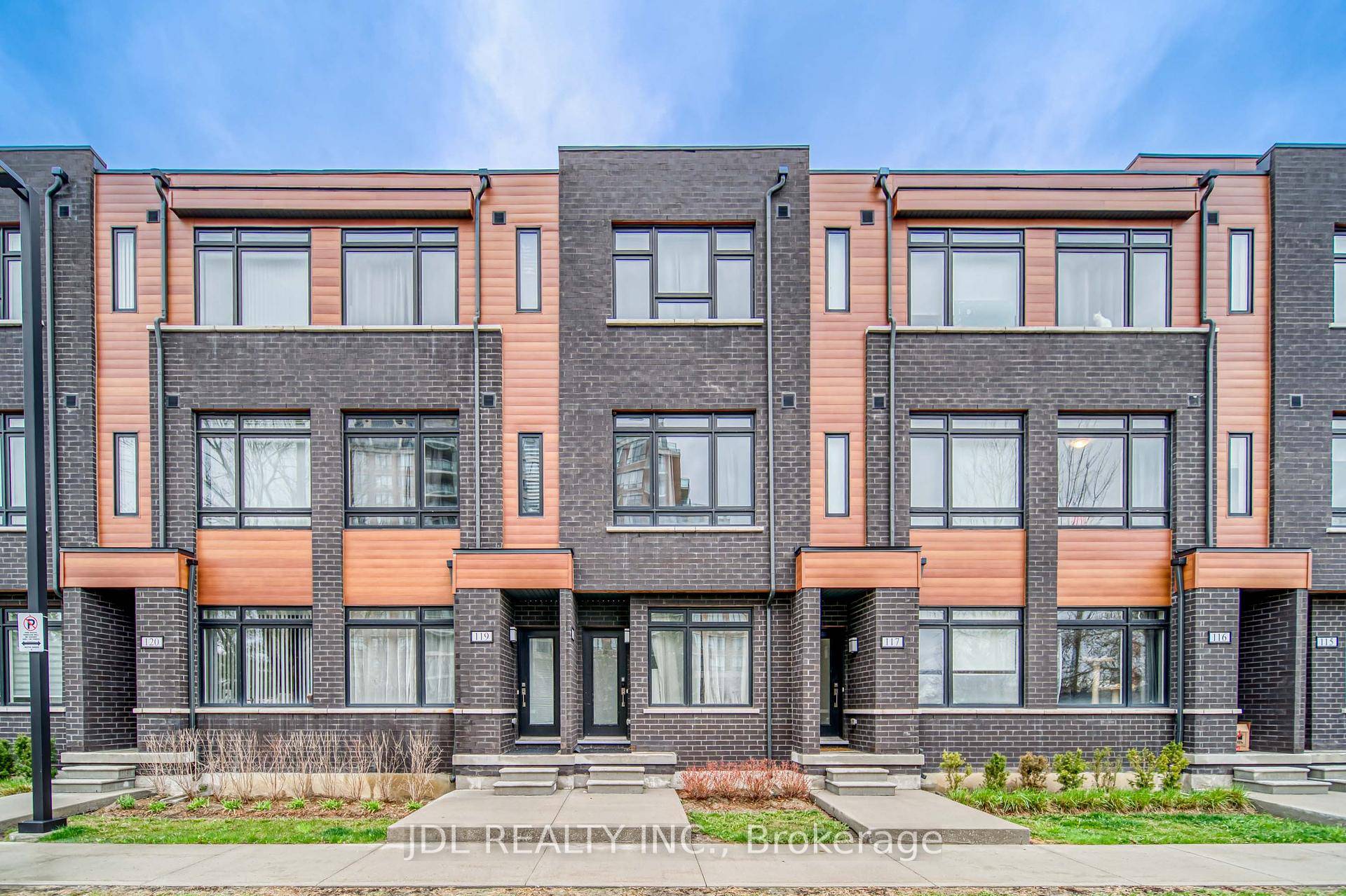 Only 4 Years Old Townhouse Enjoy This Spectacular 3 Bedroom 3 Bath Townhouse In A High Demand Location In The Centre Of Richmond Hill !