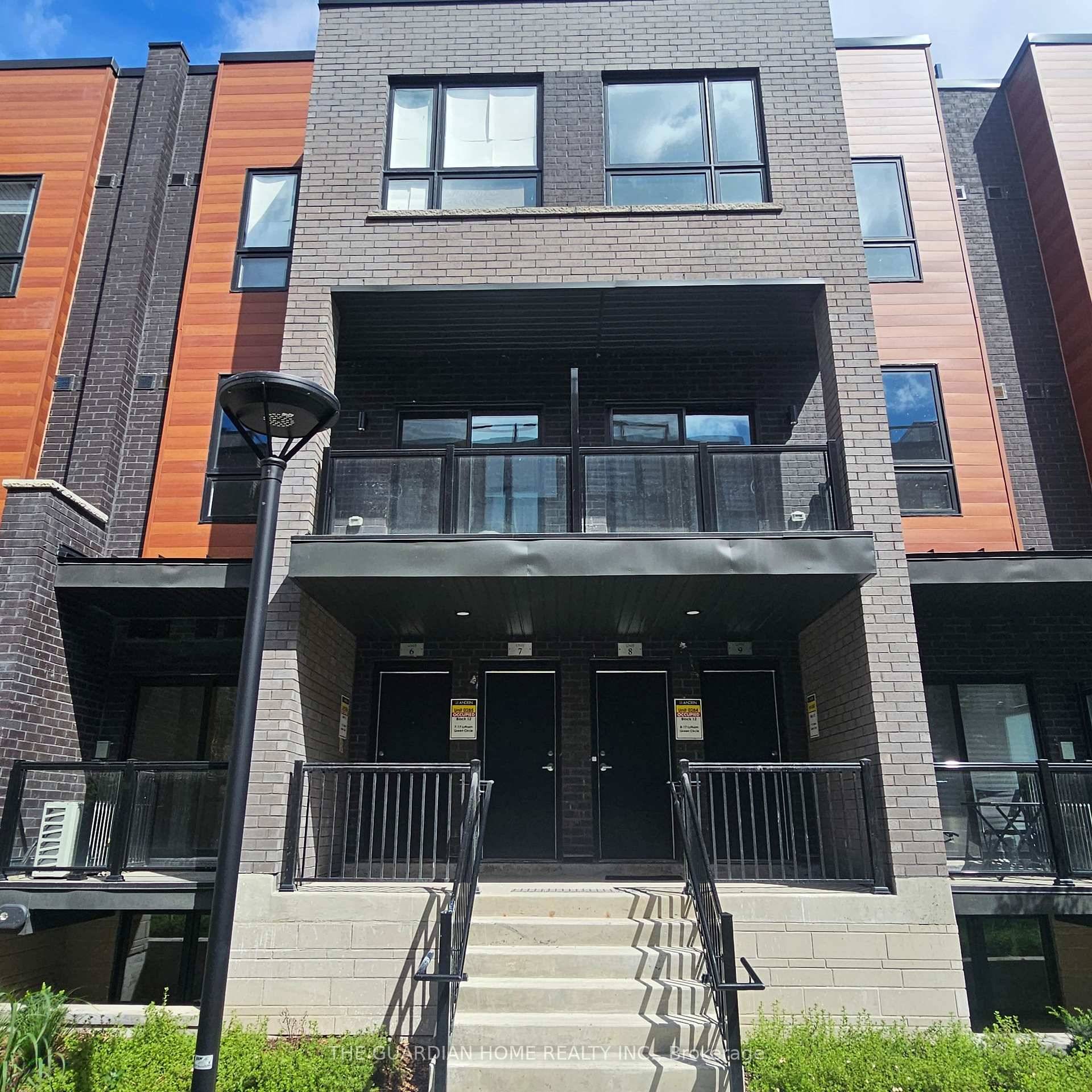 Step into modern comfort with this bright and stylish two bedroom, two bathroom condo townhouse in the heart of Newmarket !