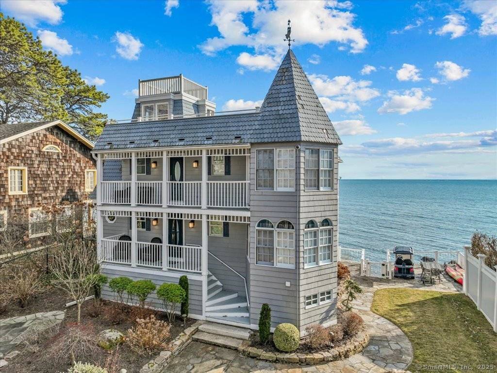 Spectacular waterfront estate !