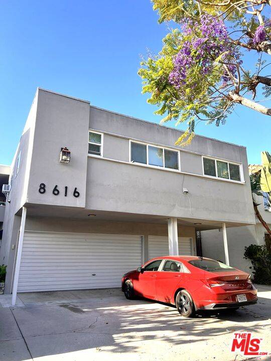 8616   Gregory Way 8BR Beverlywood La